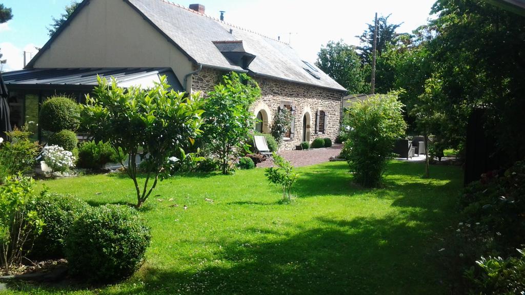 Patis De Cahot Au 108 Bed and Breakfast Bruz Exteriör bild
